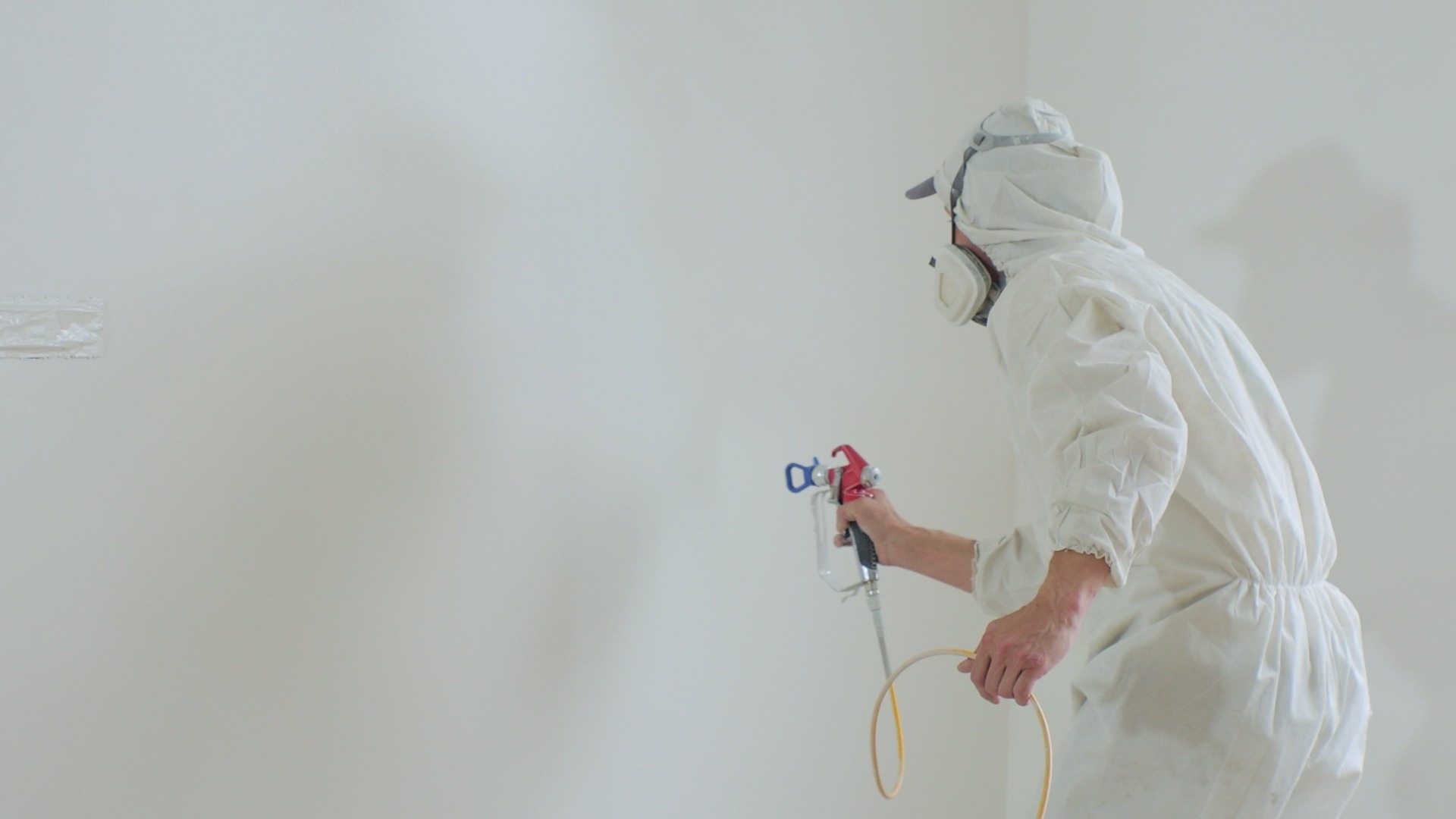 Handwerker trägt dekorativen Putz an eine Wand in Singen auf